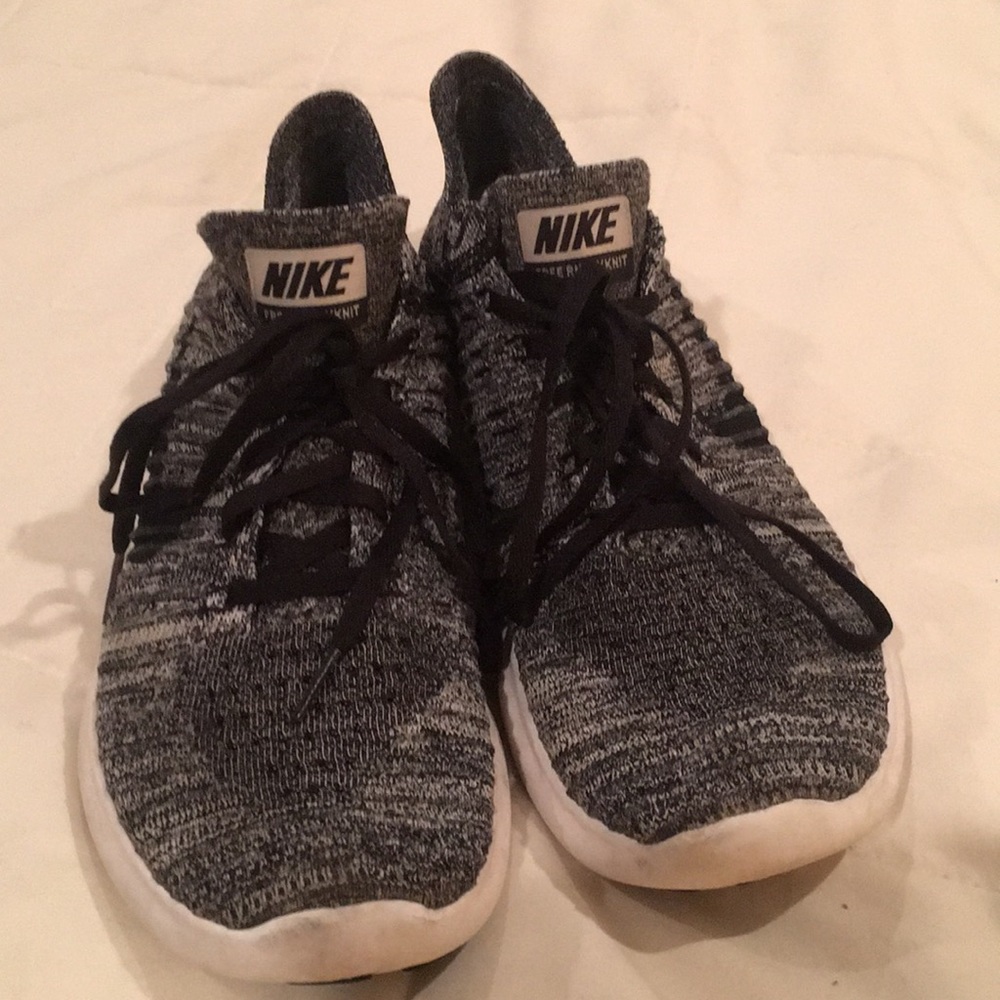 Tennis shoes